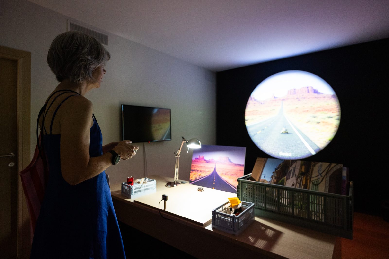 Visitor at the table, her scene live in the circular projection